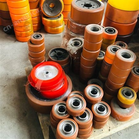 进口NDI/MDI耐磨材料 重型聚氨酯轮子包胶  铁芯轮挂胶加工机构