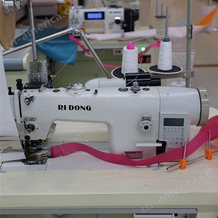 花样拼接工艺机日东窗帘加工设备自动吸收余料输送带和缝纫机同步